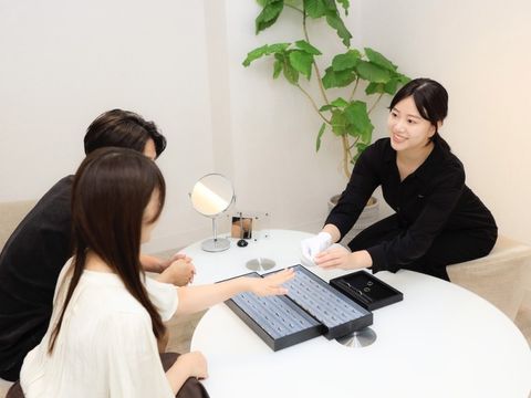 【お打合せ】
お打ち合わせは無料です。オーダーメイドがよくわからなかったり、費用感を聞いてみたかったりと気になることございましたらお気軽にお越しください。おふたりのご要望に合わせてご提案をさせていただきます。