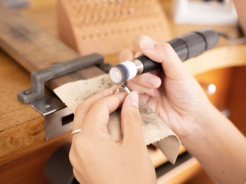 【アフターサービスについて】
おふたりにとって大切な指輪がいつまでも美しくあるよう、光り輝くよう、私たちは納品後も寄り添い続けたいと考えています。日常生活でもご安心して身に着けられるよう、充実したアフターケアをご用意しております。