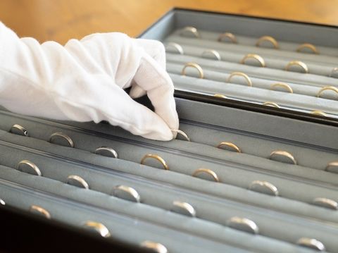 【デザインについて】
100種類以上あるサンプルリングをご試着いただきながら、おふたりのイメージをみつけていただき、おふたり好みのデザインにアレンジしていきます。 ご希望のイメージをお持ちでしたらゼロからつくりあげるフルオーダーも可能です。