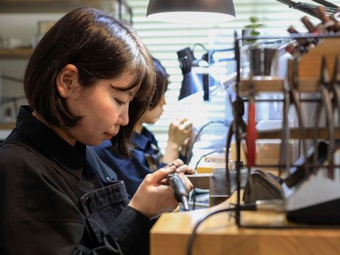 【制作について】
制作期間はセミオーダー2～4ヶ月、フルオーダー4～8ヶ月ほどいただいております。デザインによって制作期間が異なりますので余裕をみてご依頼いただくことをおすすめしています。責任をもって1つひとつ大切に制作させていただきます。