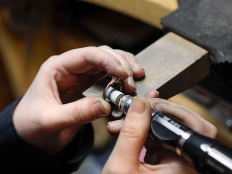 【試作リングについて】
いきなり完成品だと心配な方もいらっしゃると思います。鶴(mikoto)ではそんな不安をなくし、ご満足いただける指輪をおつくりするため、ご希望の方には本制作前にシルバーにて試作リングをおつくりしています。