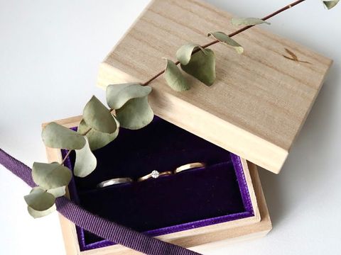 【納品について】
大切な指輪を末永く愛用していただけるよう、いつまでも指輪が輝いたものであるよう、保管性に優れた桐箱に入れてお渡ししています。
完成度の高いものづくりを大切にしたい価値観から、明治元年に創業した桐箱専門店にてオリジナルで制作しています。