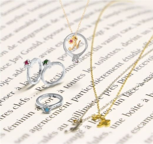 リングの内側に誕生石か、プラチナのベビーリングどちらかを選んで頂いてプレゼント