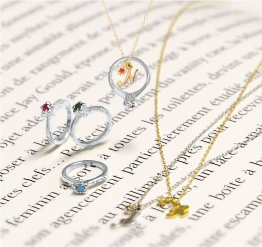 リングの内側に誕生石か、プラチナのベビーリングどちらかを選んで頂いてプレゼント