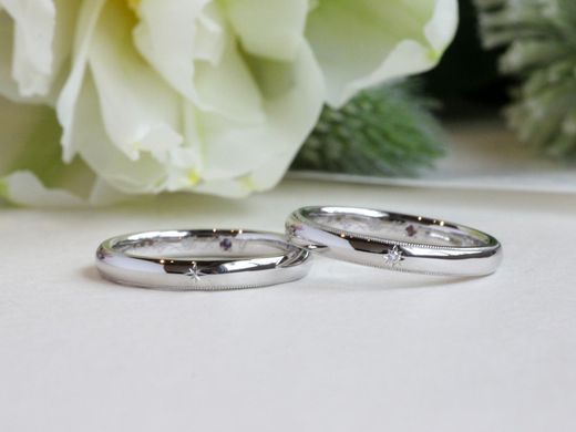 たくさん試着して辿り着いた、シンプルで二人好みの結婚指輪