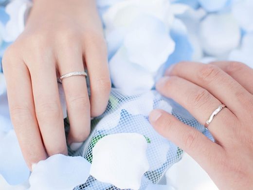 花嫁様が青いものを身に着けると生涯幸せになれるといわれるサムシング・ブルー　スウィートブルーダイヤモンドよりベビーリングをプレゼント！