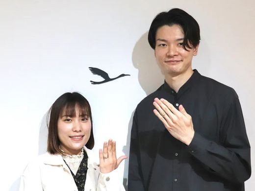 ダイヤモンドに向かってしなやかにウェーブするプラチナの婚約指輪