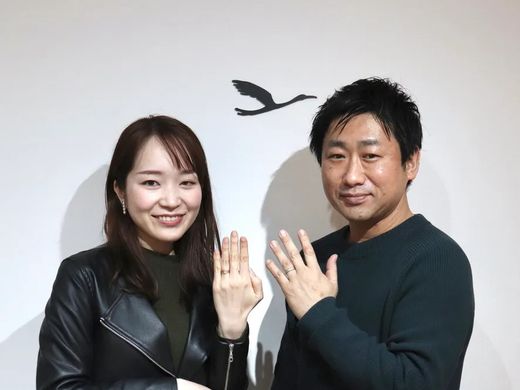 細かい凹凸が印象的な鎚目の結婚指輪