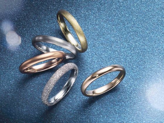 はじめて薬指にブライダルリングを通した日のときめきをその純粋な輝きを永遠に守れますように。
４℃では、おふたりの人生とともに時を重ねていくリングがいつまでも同じ輝きを放つよう、想いに寄り添いながら丁寧にアフターケアをいたします。「サイズ直し」「磨き直し」「ゆがみ直し」「石留め直し」など、さまざまなお直しやクリーニングを可能なかぎり無償にて何度でも対応いたします。
４℃のクオリティを熟知した職人が自社のアトリエに常駐しているので、難しい修理も安心してお任せください。
私たちは、生涯にわたり真の永久保証をお約束いたします。