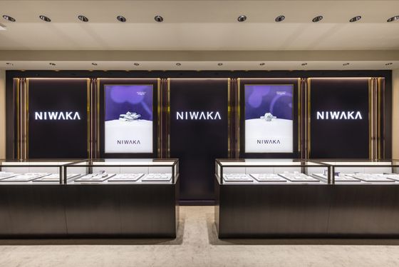 NIWAKAは1200年の歴史を持つ京都で誕生しました。そこで育まれた感性は、洗練されたデザインと最上のクオリティを生み出し、ジュエリーに気品ある存在感をもたらします。リングという小さな世界に表現される美しい情景。正面はもちろん、側面、内側など、細部に至る完成度の高さは、ハイジュエリーも制作するジュエラーとしての品質と誇りの証しです。生涯にわたってNIWAKAのジュエリーをご愛用いただけるよう、ジュエラーとしてきめ細やかでクオリティの高いアフターサービスもご提供しています。アイアイイスズ ブライダルは香川県内唯一・四国最大級のNIWAKA正規取扱店です。