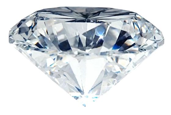 ダイヤモンドはどれも同じに見えるかもしれませんが、実は質がそれぞれ違います。
鑑定書がつく婚約指輪のセンターダイヤモンドだけでなく、婚約指輪のサイドや結婚指輪に使われる小さなダイヤモンドも、一つひとつ質が異なります。

私たち宝石バイヤーがダイヤモンドディーラーから買い付ける際、小さなダイヤモンドも質で細かく分けられています。
もちろん、質が高ければ買い付け価格も高くなります。
シンドバットでは、その中でも特に質の高いダイヤモンドをのみを買い付けています。
だからこそ、カップル様たちから「うわぁ、すごい輝く！」
と、感激されています。
また、実店舗を一店舗のみにするなどの工夫でコストを抑え、グレードが高いダイヤモンドを使っても価格は抑えめです。
