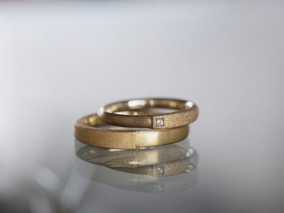 【みんなと一緒…じゃない指輪】

まずは、色々なお店を回ってください

そして、なんだかしっくりこないな、と思ったら

当店に足をお運びください


世の中には、同じようなリングが無数にあります

だからこそ

本当のデザイナーにしか宿すことのできない「個性」を大切にしたいと思いました

たとえシンプルなカタチでも

作り手の感性と想いが凝縮された純粋な指輪は

きっと、人の心を動かします