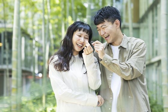 日本の職人が大切にしてきた「手のぬくもり」や「細やかな心づかい」が、
ふたりの指輪にも息づく、手づくりの時間。

形をつくる手の動きも、笑い合う瞬間も、
すべてがふたりだけの思い出として指輪に刻まれていきます。

木目金の美しい模様や、富士山・桜の刻印など日本の自然や文化を感じるデザイン、
大切なご家族である犬や猫をモチーフにしたデザインなど、
ふたりの想いに寄り添った自由な結婚指輪・婚約指輪が叶います

手づくりという体験を通して、
“日本らしい美しさ”と“ふたりらしい想い”をひとつの指輪に。