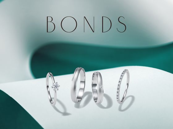 新生活の準備や結婚式、新婚旅行など何かとお金が必要なタイミングでも購入を検討しやすい価格帯の指輪が多数揃っています。
シンプルからカジュアル、アンティーク、エレガントまで多彩なデザインバリエーションも見逃せないポイントです。
