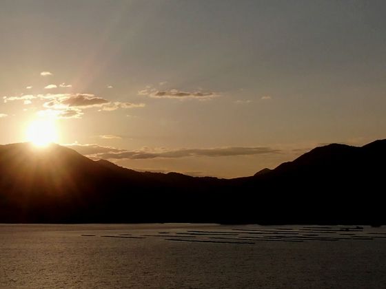 世界遺産・宮島をはじめ
瀬戸内海に浮かぶ、緑豊かな島々

新たな門出を迎えてきた
この地には

幾度もの人生の始まりが
時を越えて重なり、

いまも瀬戸内の静かな景色の中に
息づいています。

人生の始まりを祝福する場所で生まれた
AMATSUの指輪。

この指輪が、
おふたりの新たな門出に
そっと寄り添う存在でありますように。