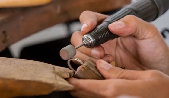 エコロジーを推奨するDIAMOND DOT LABでは永続的な商品の使用を視野に入れ、
長くお使いいただくために弊社工房にて、ひとつひとつ丁寧にお直しいたします。