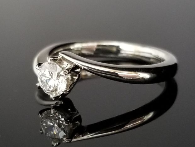 【TANZO.(鍛造指輪)】ダイヤモンドをシンプルに挟み込んだデザイン