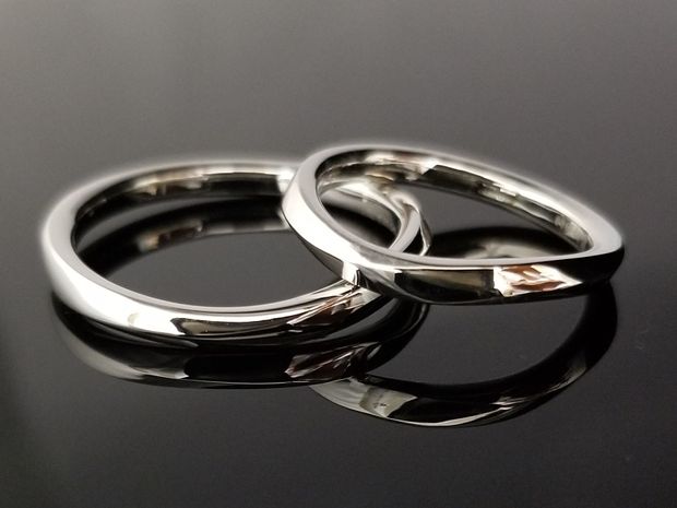 【TANZO.(鍛造指輪)】重厚感溢れる緩やかなS字ウェーブデザインの結婚指輪