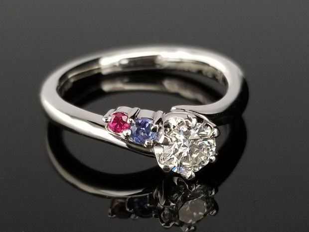 【TANZO.(鍛造指輪)】お二人の誕生石を脇石に添えた婚約指輪