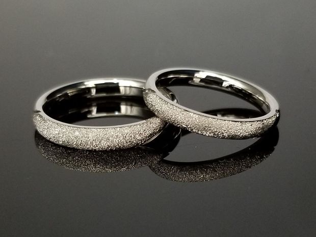 【TANZO.(鍛造指輪)】煌びやかなスターダストを表面に入れた鍛造指輪