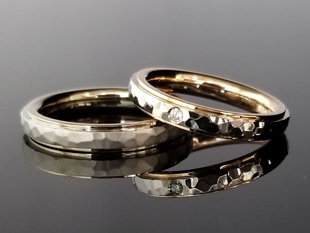 【TANZO.(鍛造指輪)】槌目を梨地と鏡面デザイン、個性光る結婚指輪
