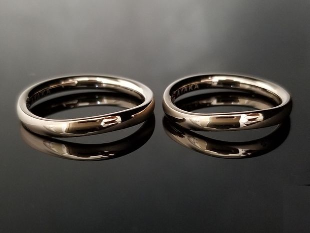 【TANZO.(鍛造指輪)】TANZOオリジナルカラーにレーザー刻印でワンポイントのある結婚指輪