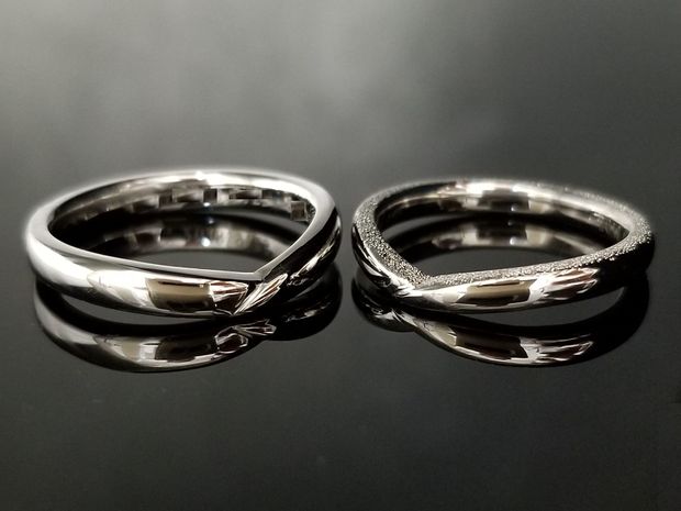 【TANZO.(鍛造指輪)】鍛造製法で鍛え丸みをつけたV字デザインの結婚指輪
