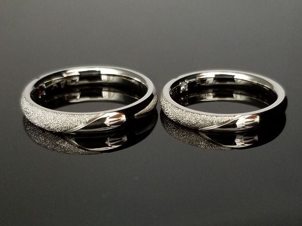 【TANZO.(鍛造指輪)】煌びやかなスターダストを表面に入れた鍛造指輪