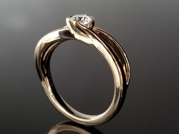 【TANZO.(鍛造指輪)】女性らしいウェーブとお手元に馴染む鍛造リング