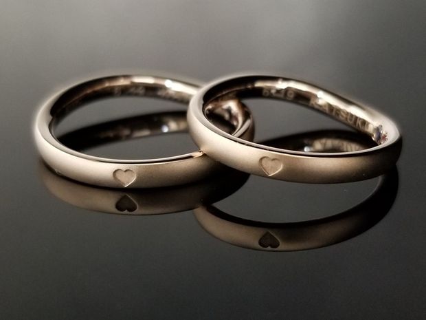 【TANZO.(鍛造指輪)】TANZOオリジナルカラーにレーザー刻印でワンポイントのある結婚指輪