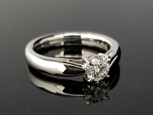 【TANZO.(鍛造指輪)】横からもダイヤモンドが楽しめる王道デザインの婚約指輪