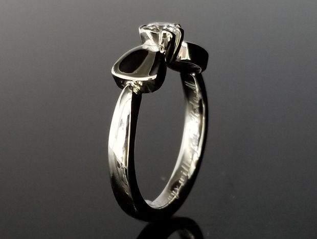 【TANZO.(鍛造指輪)】キュートなリボン形状のご婚約指輪