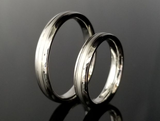 【TANZO.(鍛造指輪)】梨地と鏡面で表情を変えたマリッジリング