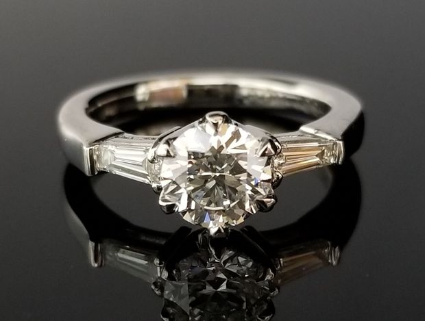 【TANZO.(鍛造指輪)】テーパーダイヤモンドでエレガントな婚約指輪