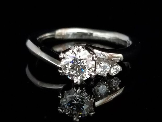 【TANZO.(鍛造指輪)】アシンメトリーのエンゲージリング