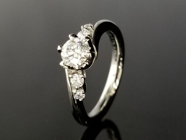 【TANZO.(鍛造指輪)】カーブに合わせて2石ずつメレダイヤをセッティングされた婚約指輪