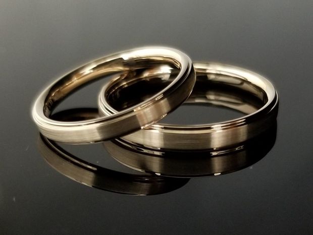 【TANZO.(鍛造指輪)】シャンパンゴールドとヘアラインが美しい結婚指輪