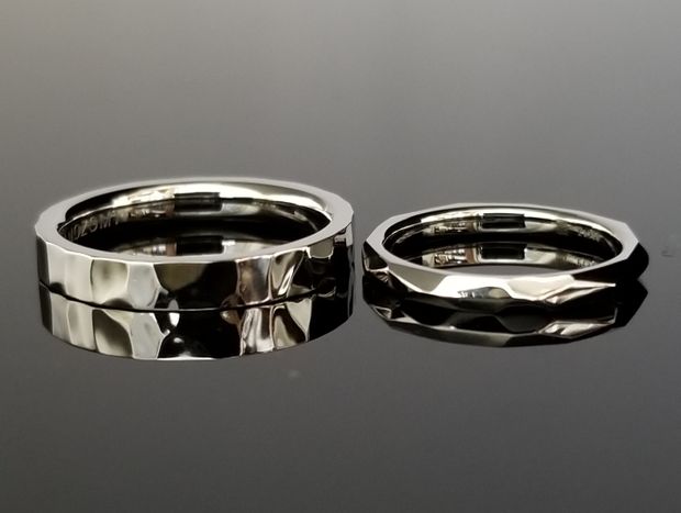 【TANZO.(鍛造指輪)】TANZOならでは槌目デザインは輝かしい結婚指輪