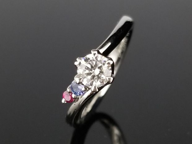 【TANZO.(鍛造指輪)】お二人の誕生石を脇石に添えた婚約指輪