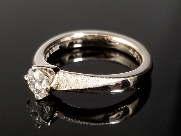 【TANZO.(鍛造指輪)】コーラルゴールドの淡い輝きが優しくダイヤを包み込むご婚約指輪