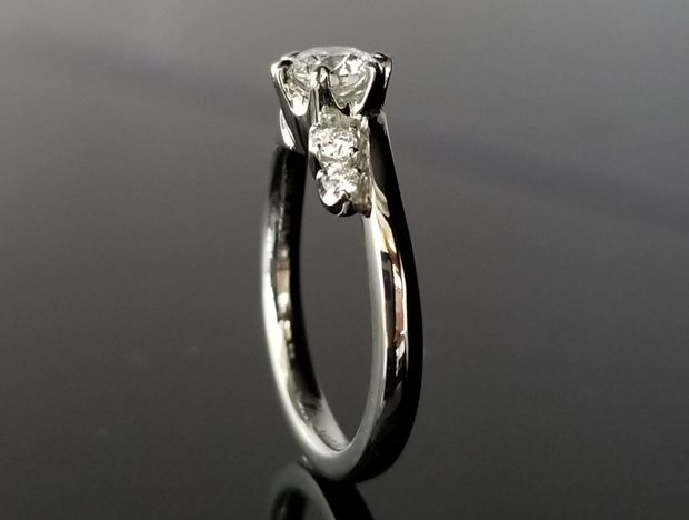 【TANZO.(鍛造指輪)】アシンメトリーのエンゲージリング