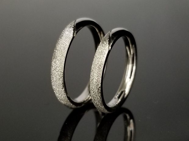 【TANZO.(鍛造指輪)】煌びやかなスターダストを表面に入れた鍛造指輪