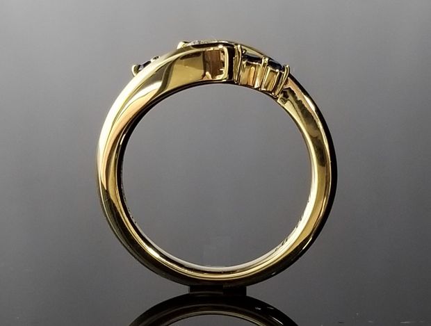 【TANZO.(鍛造指輪)】ダイヤモンドを包み込むようなゴールドの鍛造リング