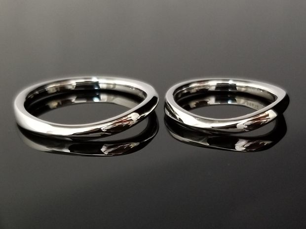 【TANZO.(鍛造指輪)】重厚感溢れる緩やかなS字ウェーブデザインの結婚指輪