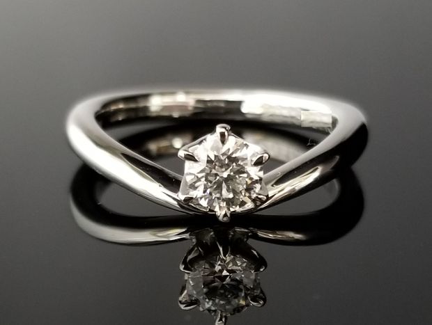 【TANZO.(鍛造指輪)】お手元を長く綺麗に魅せるV字デザインのご婚約指輪