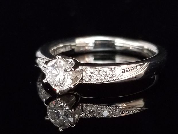 【TANZO.(鍛造指輪)】片側のミルがアクセントのご婚約指輪