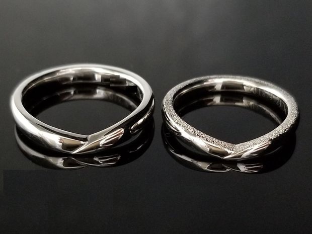 【TANZO.(鍛造指輪)】鍛造製法で鍛え丸みをつけたV字デザインの結婚指輪