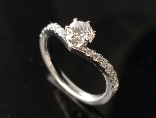 【TANZO.(鍛造指輪)】Ｖ字リングのハーフエタニティ