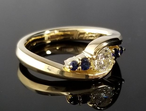 【TANZO.(鍛造指輪)】ダイヤモンドを包み込むようなゴールドの鍛造リング