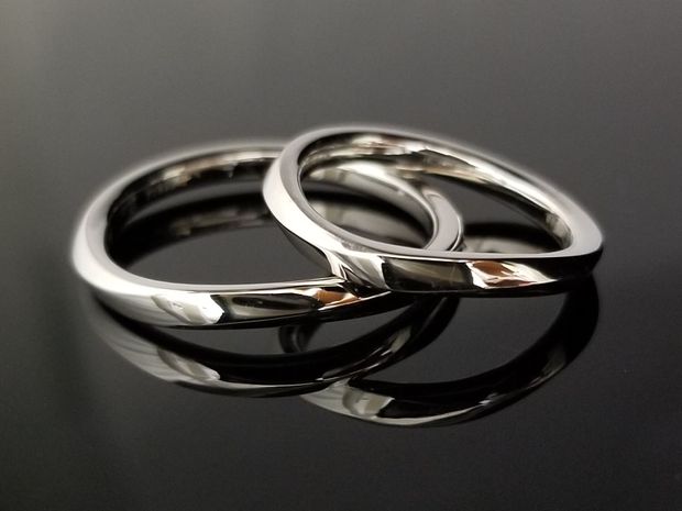 【TANZO.(鍛造指輪)】重厚感溢れる緩やかなS字ウェーブデザインの結婚指輪